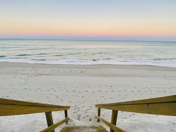 Sur la plage, chaise longue, serviettes de plage
