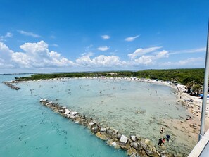 Plage, chaises longues, serviettes de plage
