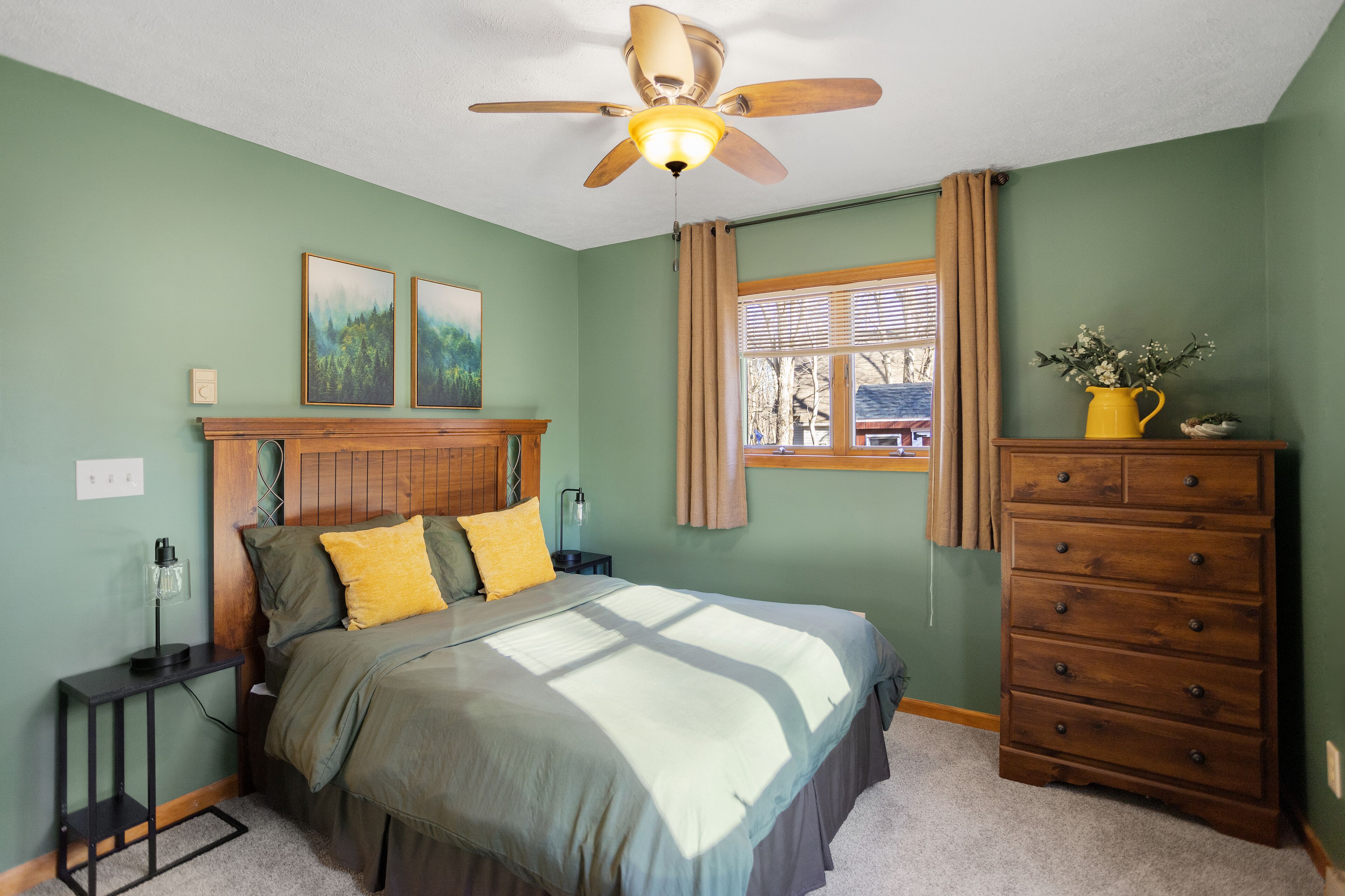 3 bedrooms, iron/ironing board, WiFi, bed sheets