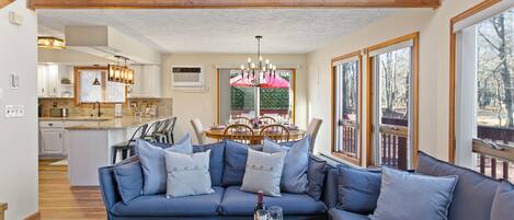 Una Smart TV, una chimenea, libros