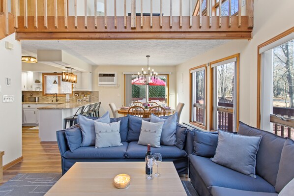 Smart-tv, een open haard en boeken