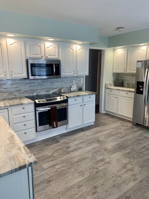 Refrigerador, microondas, horno y parrilla de estufa 