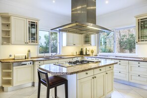 Fridge, microwave, oven, stovetop - 5 Star Villa Cyclamen – Luxury Pools & Spa (Algarve)