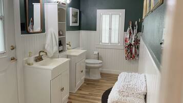 Douche, sĂšche-cheveux, serviettes fournies, savon