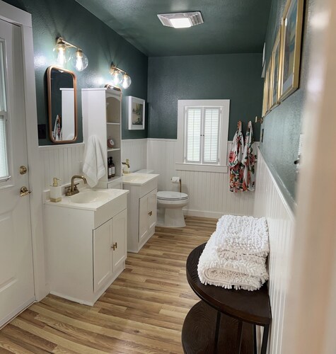 Spacious guesthouse located in the heart of Weatherford.