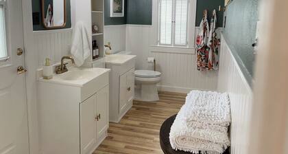 Spacious guesthouse located in the heart of Weatherford.