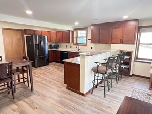 Een koelkast, een magnetron, een oven, een kookplaat