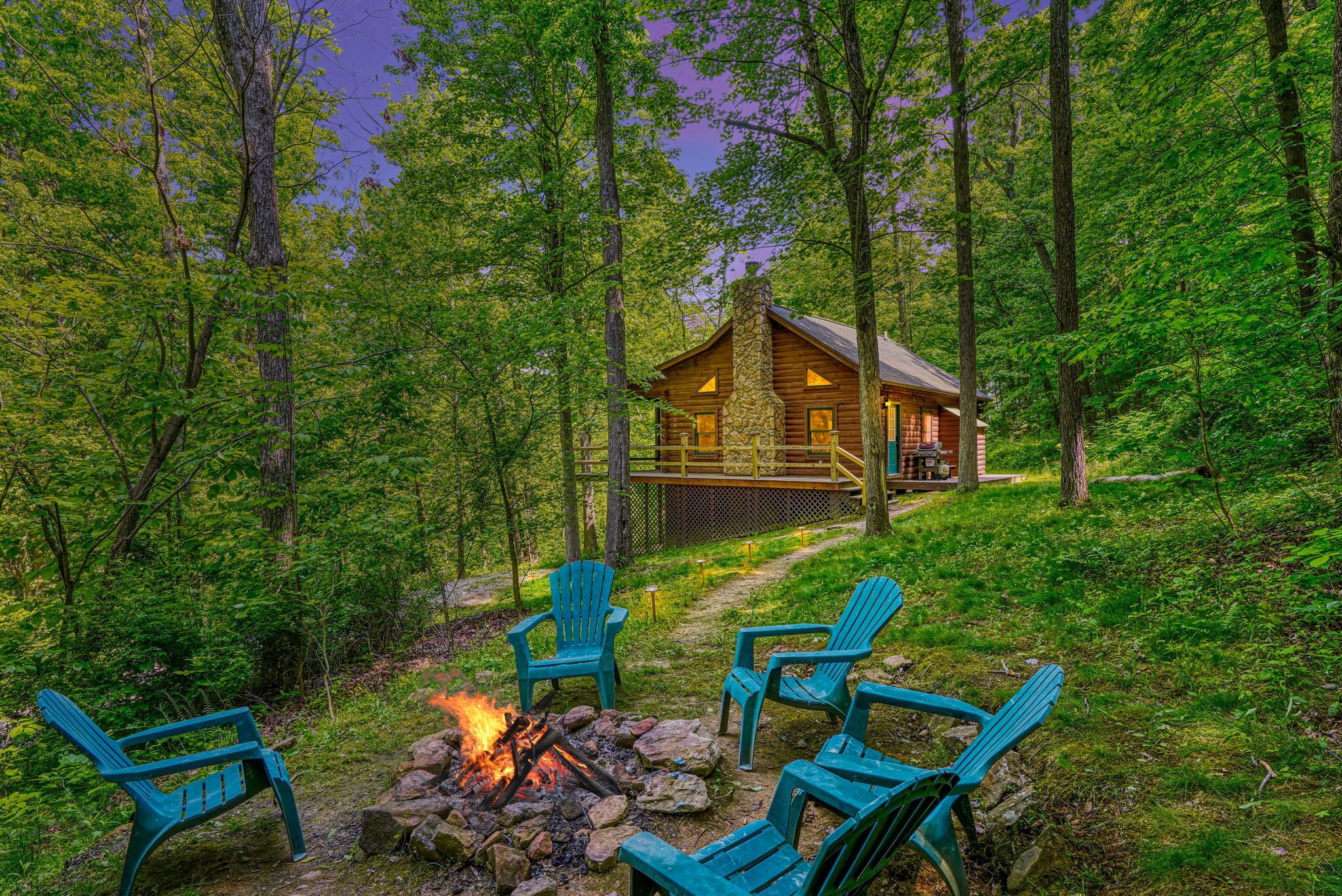 🍁Minutes to Caves 🍂Hot Tub + Cozy Fireplace + Firepit - Close to Everything!