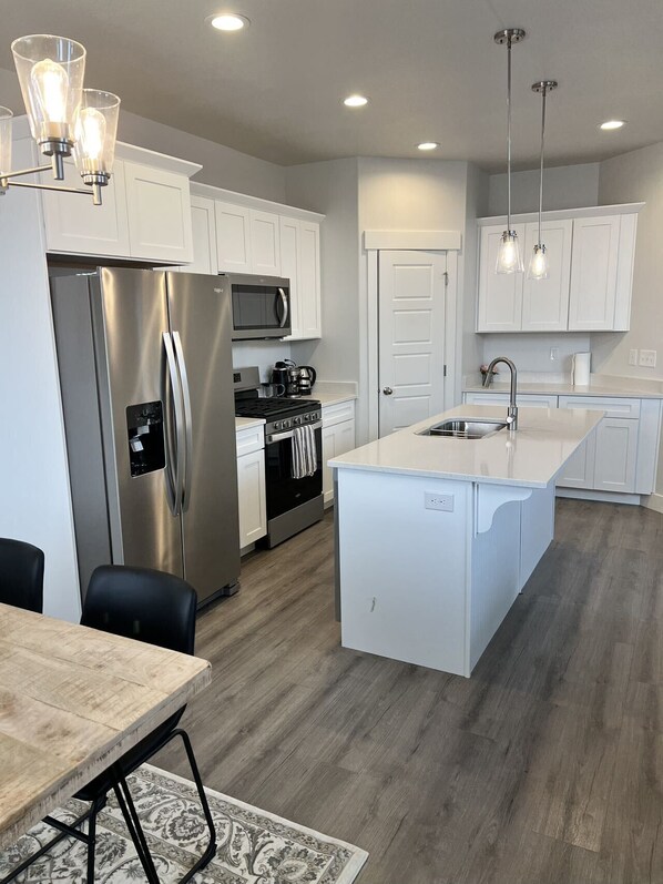 Fridge, microwave, oven, stovetop - NEW Stylish 4 Bed 3.5 Bath 2 Car Garage House with Mountain View in Lehi Utah (Lehi)