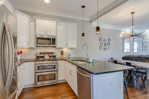 Kühlschrank, Mikrowelle, Herdplatte, Geschirrspüler