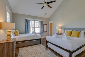 3 slaapkamers, een bureau, een strijkplank/strijkijzer, reisbedje