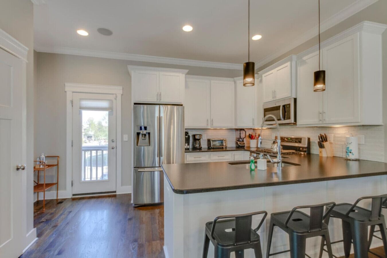 Réfrigérateur, micro-ondes, plaque de cuisson, lave-vaisselle