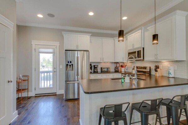 ثلاجة، ميكروويف، موقد طهي مسطح، غسالة أطباق