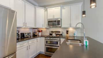 Fridge, microwave, stovetop, dishwasher