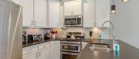 Fridge, microwave, stovetop, dishwasher