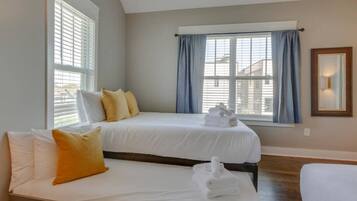 3 Schlafzimmer, Schreibtisch, Bügeleisen/Bügelbrett, Reisekinderbett