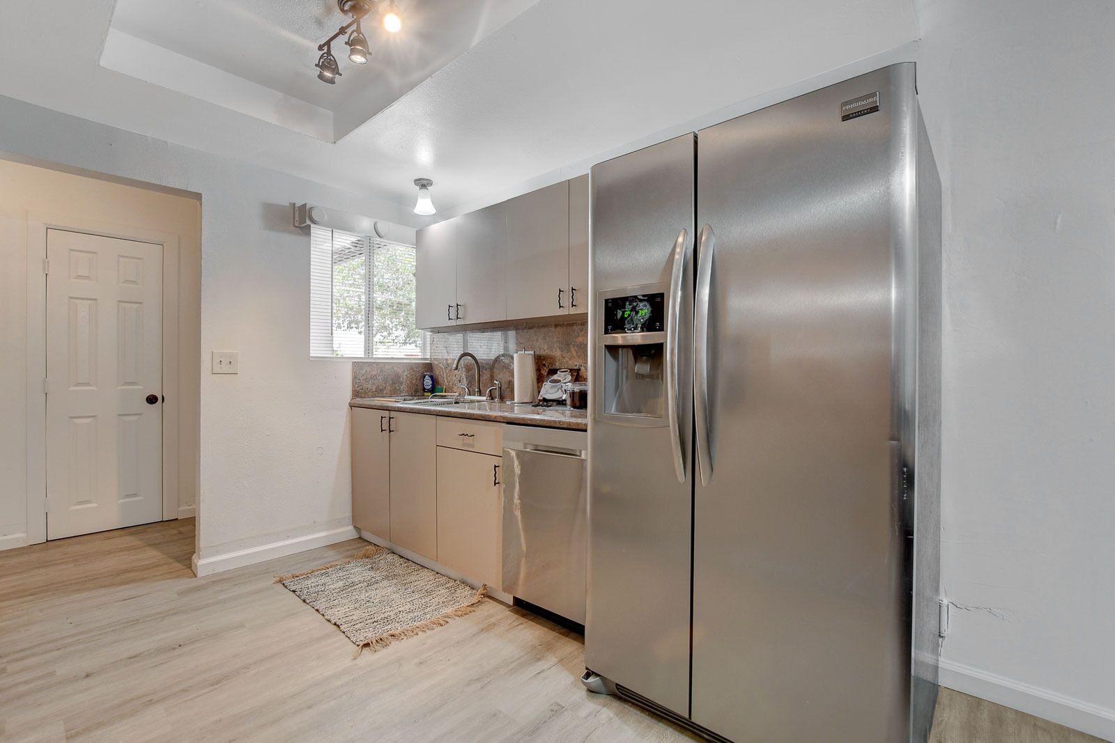 Comfortable home - 1 mile from the airport