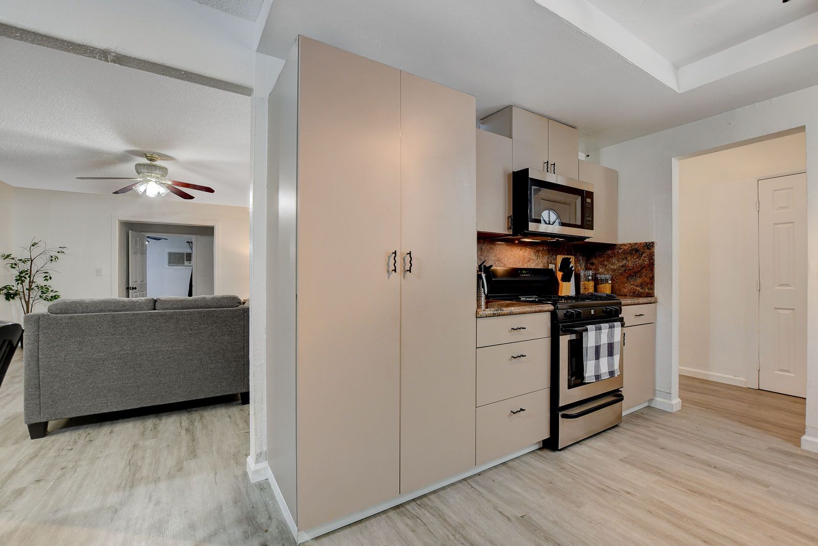 Comfortable home - 1 mile from the airport