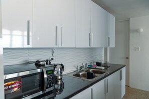 Geladeira, micro-ondas, fogão, cooktop
