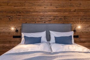 1 bedroom, bed sheets