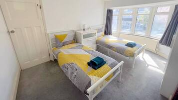 4 bedrooms, iron/ironing board, WiFi, bed sheets