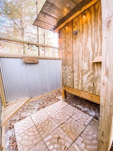 Cozy cabin in serene natural setting. Rustic charm with modern amenities!