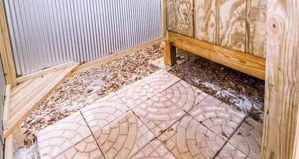 Cozy cabin in serene natural setting. Rustic charm with modern amenities!