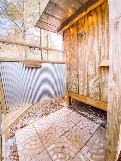 Cozy cabin in serene natural setting. Rustic charm with modern amenities!