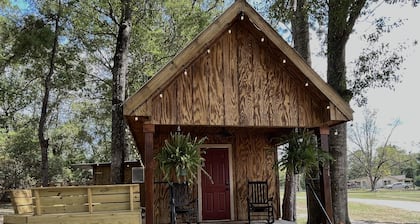 Cozy cabin in serene natural setting. Rustic charm with modern amenities!