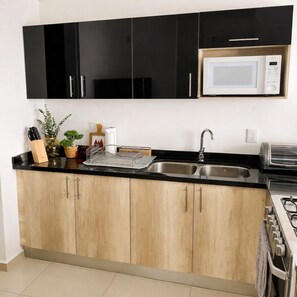 Kühlschrank, Mikrowelle, Ofen, Wasserkocher mit Kaffee-/Teezubehör