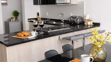 Réfrigérateur, micro-ondes, four, cafetiÚre/bouilloire