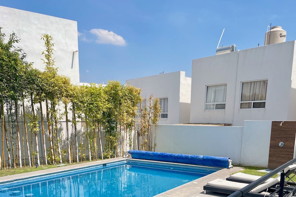 Vacation in a fully equipped house with a heated pool