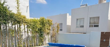 حمّام سباحة مُدفَّأ