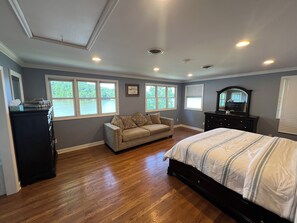6 bedrooms, desk, iron/ironing board, travel crib