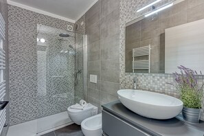 Shower, bidet, towels - Porto Letizia Paganini 4, Porlezza, Italy (Porlezza)
