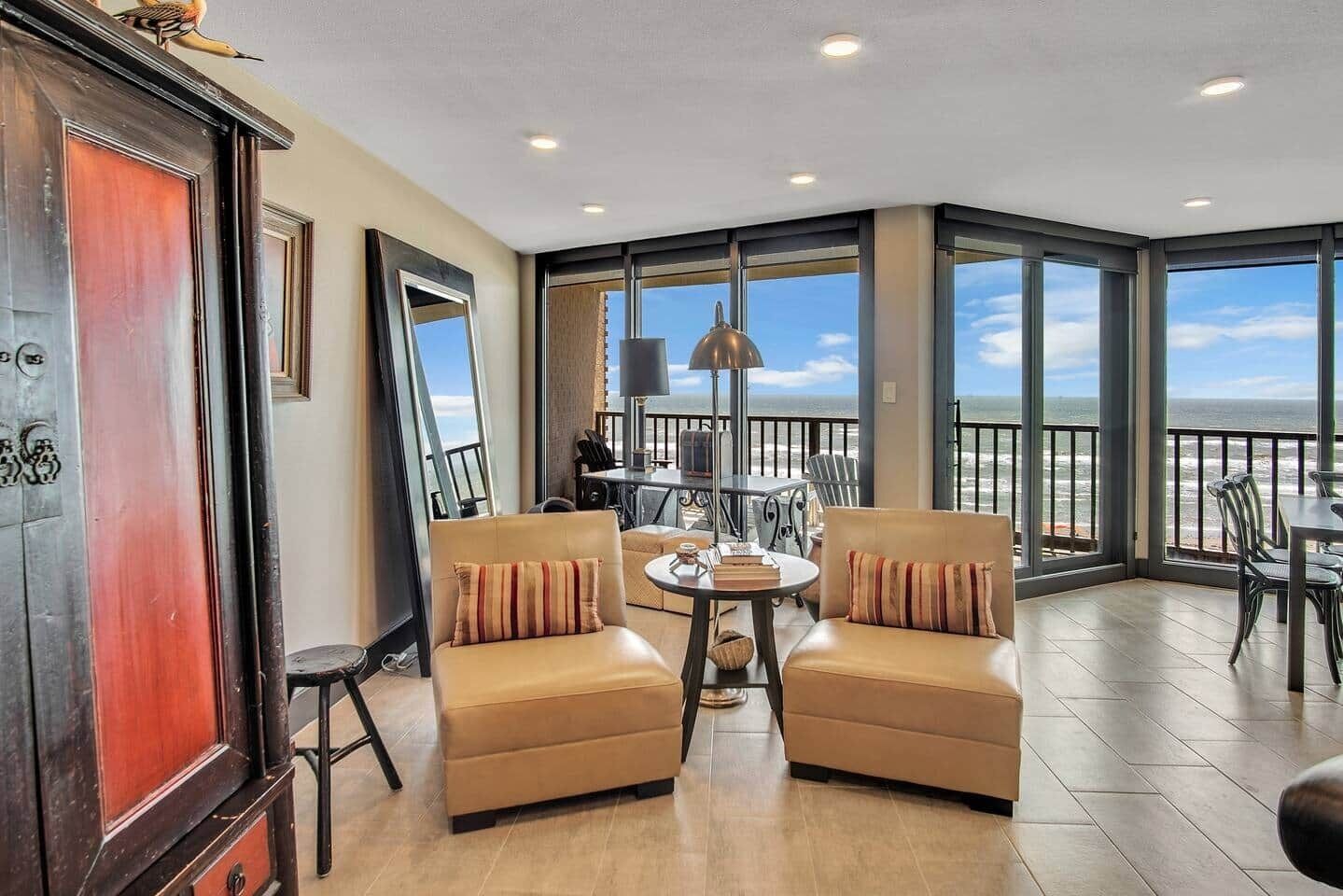 Älytelevisio, DVD-soitin, pöytätennispöytä, musiikkikirjasto