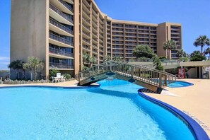 Utendørsbasseng og et oppvarmet basseng