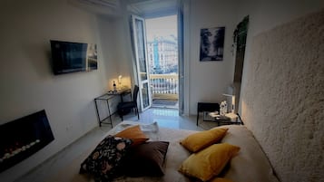 Deluxe Double Room, Monument View | Desk, laptop workspace, blackout drapes, free WiFi