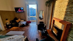 Superior Triple Room, Monument View | Desk, laptop workspace, blackout drapes, free WiFi - Casa Storica 5 Giornate (Milan)