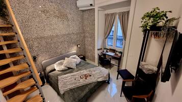 Exclusive Triple Room, City View | Schreibtisch, laptopgeeigneter Arbeitsplatz, Verdunkelungsvorhänge