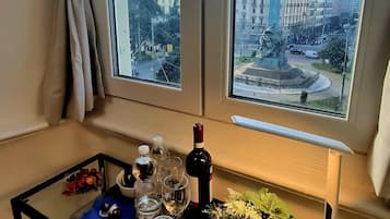 Standard Double Room, Monument View | Escritorio, espacio para trabajar con laptop y cortinas blackout