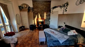 Superior Triple Room, Monument View | Desk, laptop workspace, blackout curtains, free WiFi - Casa Storica 5 Giornate (Milan)