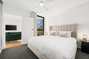 Apartamento | Espacio para trabajar con un portátil y tabla de planchar con plancha