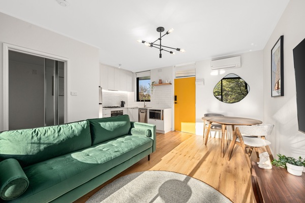 Departamento | Espacio para trabajar con laptop y tabla de planchar con plancha