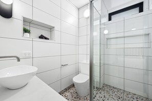 Apartment | Bathroom | Shower, free toiletries, hair dryer, towels