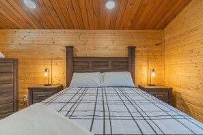 3 sovrum, skrivbord, strykjärn/strykbräda och resesäng