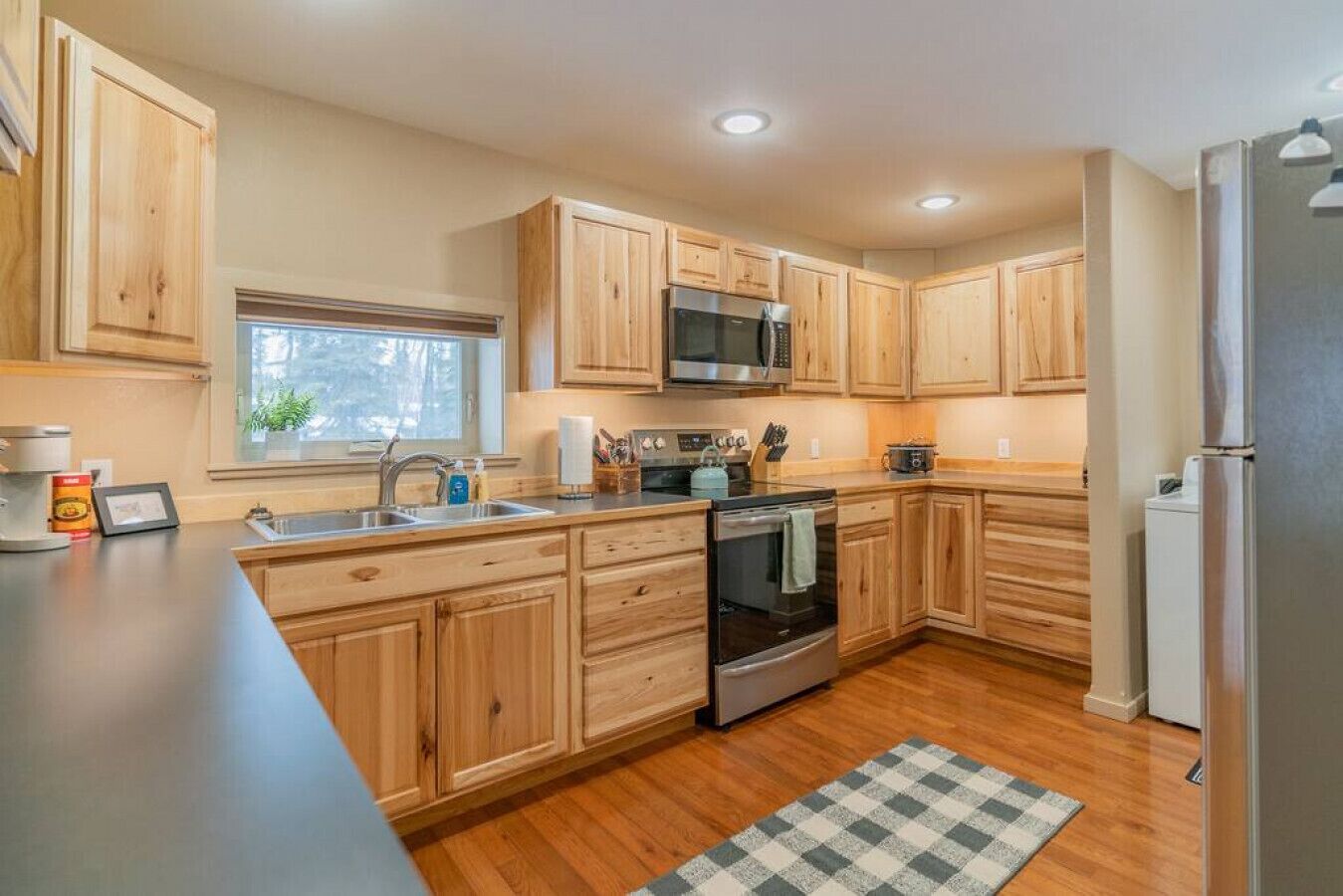 Refrigerador, microondas, horno y parrilla de estufa 