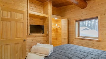 3 bedrooms, desk, iron/ironing board, travel crib