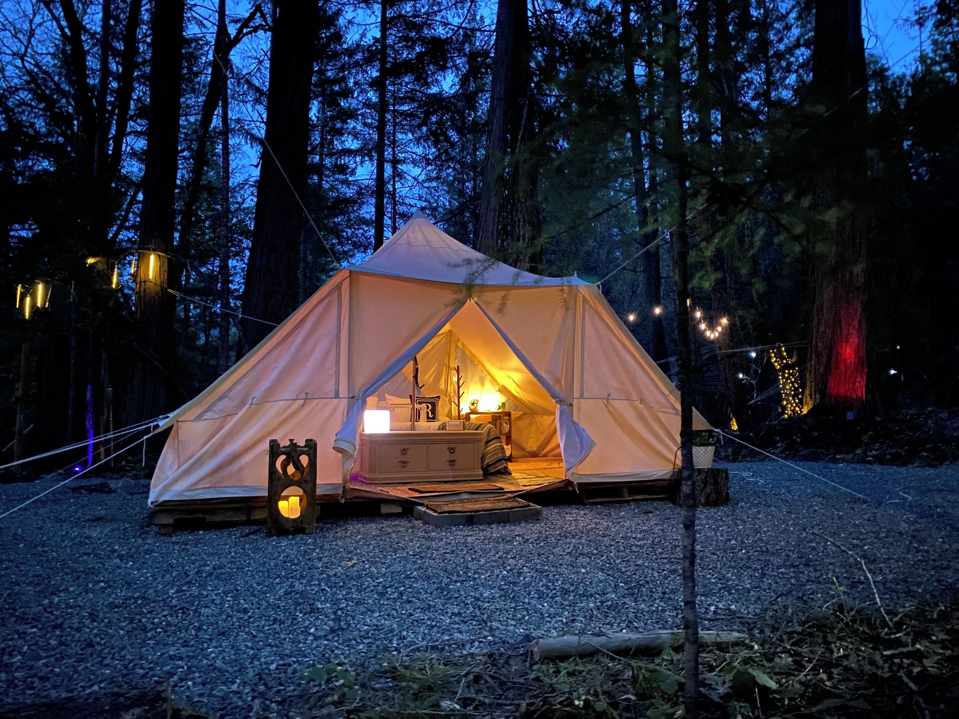 デラックス テント | 高級寝具、羽毛の掛け布団、低反発ベッド、ミニバー (無料)