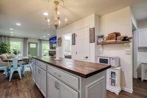 Interior - King Branch Rd · 3BR | Hot Tub | Dog Friendly | Wi-Fi | Games (Sevierville)